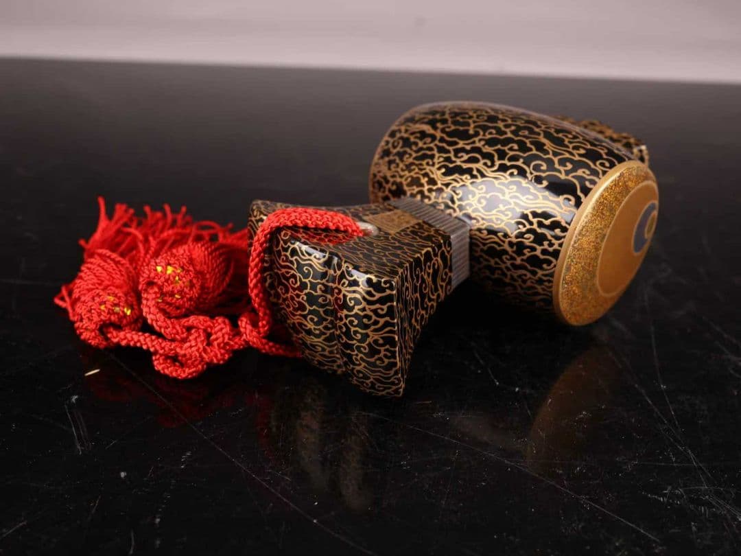 A1080 錦雲小槌 岡田表寛作 蒔絵雲紋 置物 共箱 - メルカリ