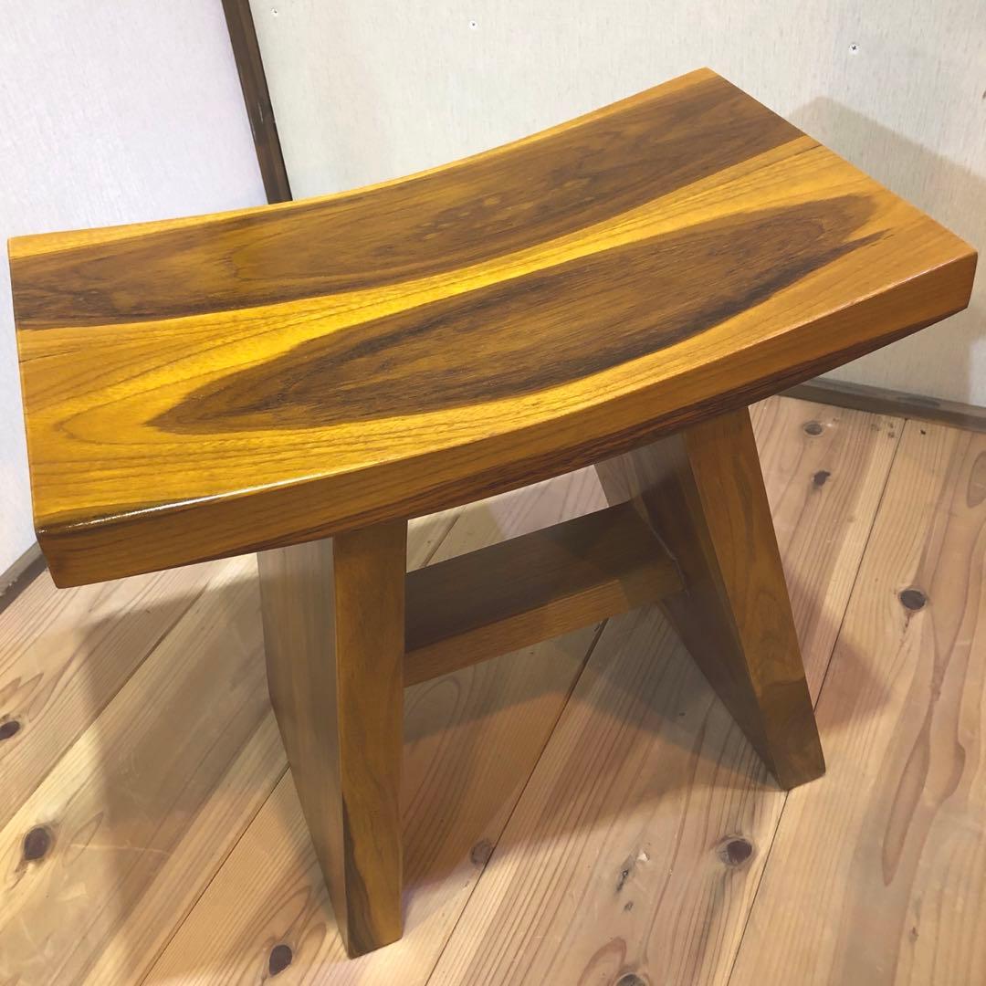 ずっしりとしたチーク材のスツール ナチュラルカラー 腰掛 椅子 チーク無垢材