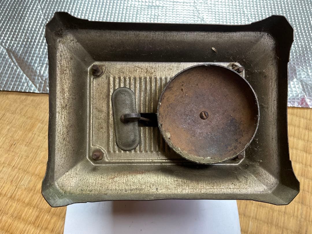 小さなブリキの古時計。社名不明？ゼンマイ欠品。【不動品　インテリアに最適です】。