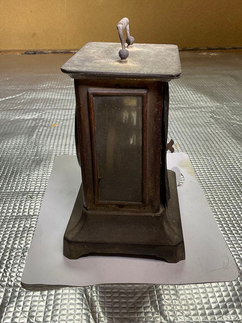 小さなブリキの古時計。社名不明？ゼンマイ欠品。【不動品　インテリアに最適です】。