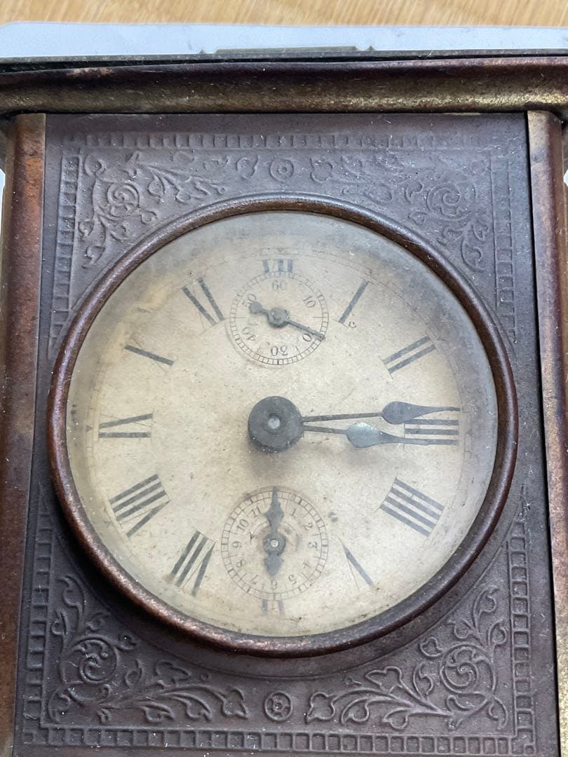 小さなブリキの古時計。社名不明？ゼンマイ欠品。【不動品　インテリアに最適です】。