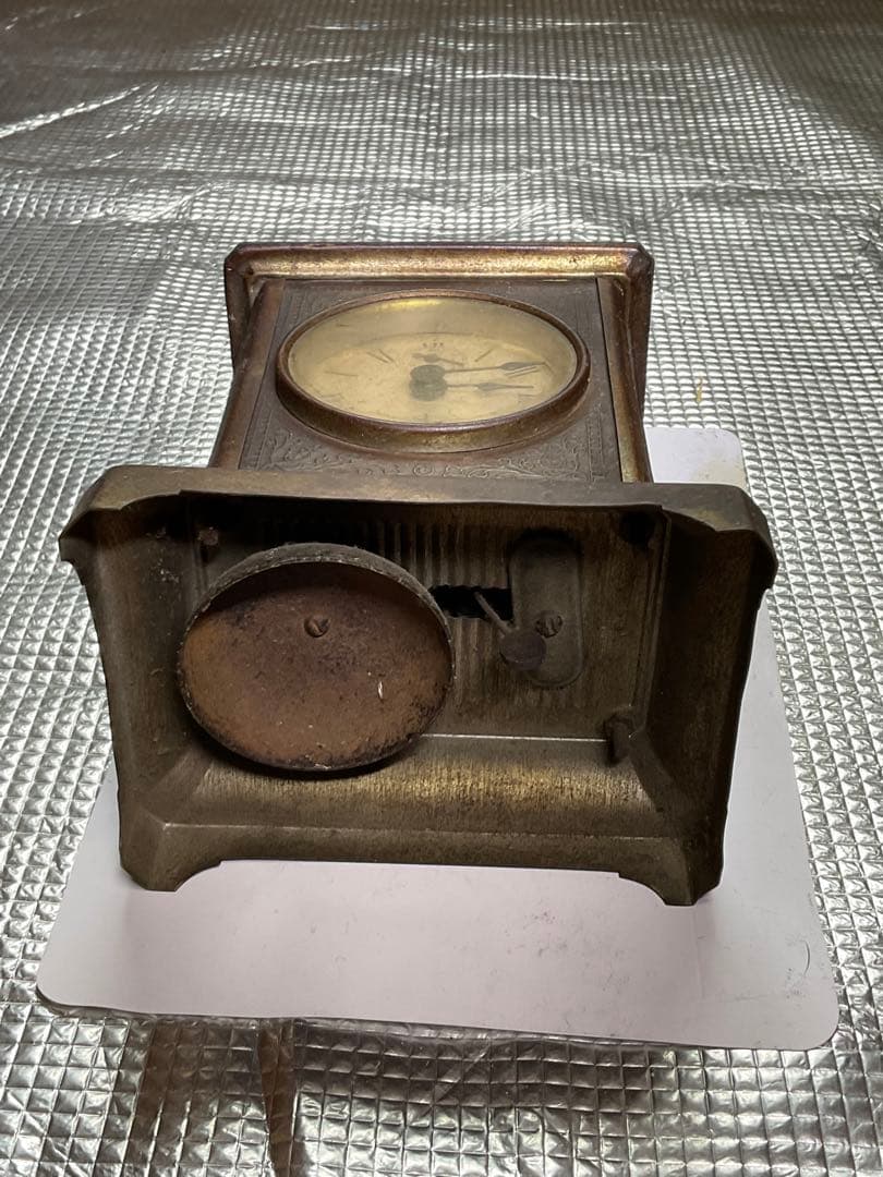 小さなブリキの古時計。社名不明？ゼンマイ欠品。【不動品　インテリアに最適です】。
