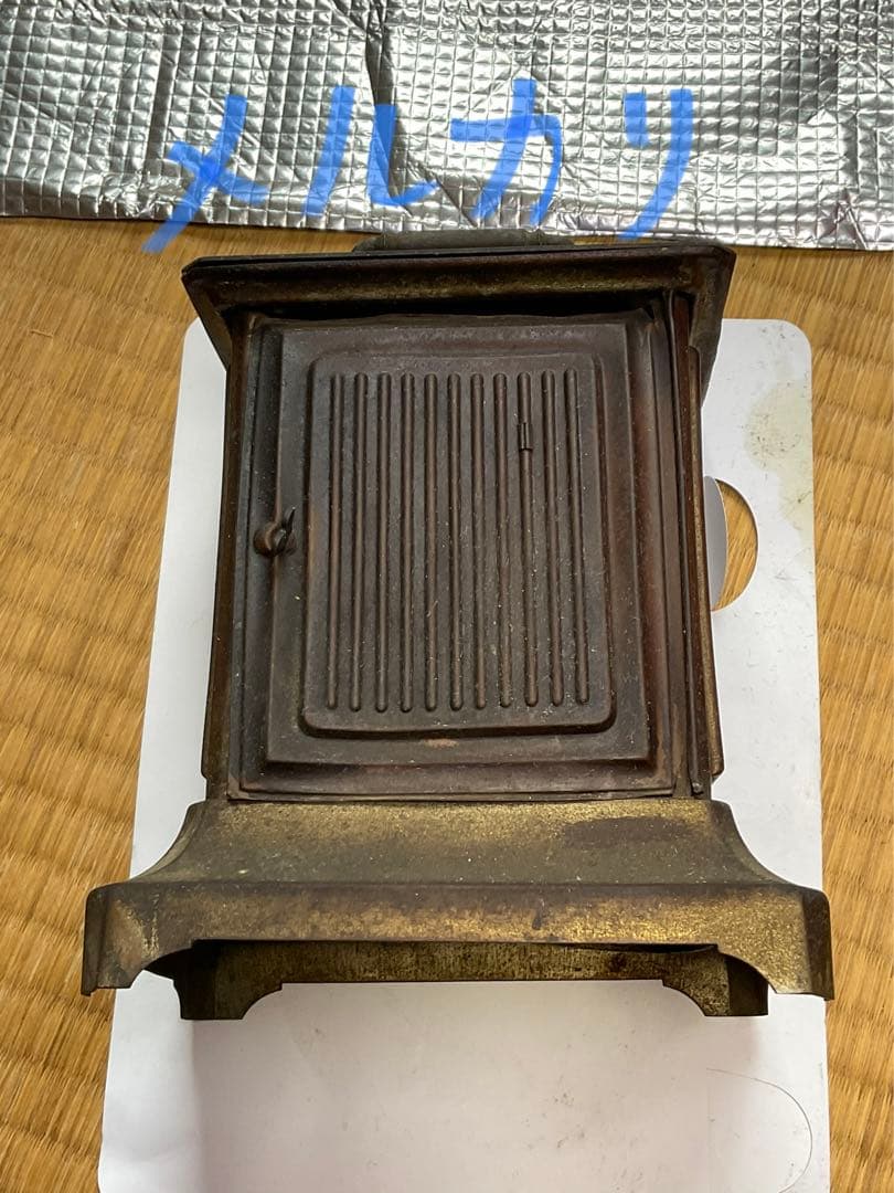 小さなブリキの古時計。社名不明？ゼンマイ欠品。【不動品　インテリアに最適です】。