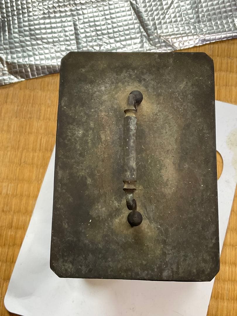 小さなブリキの古時計。社名不明？ゼンマイ欠品。【不動品　インテリアに最適です】。