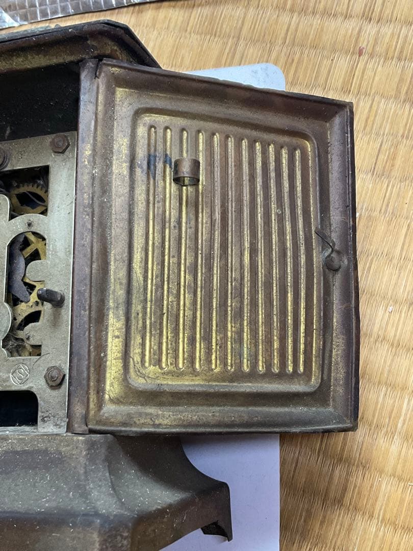 小さなブリキの古時計。社名不明？ゼンマイ欠品。【不動品　インテリアに最適です】。