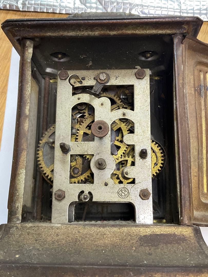 小さなブリキの古時計。社名不明？ゼンマイ欠品。【不動品　インテリアに最適です】。