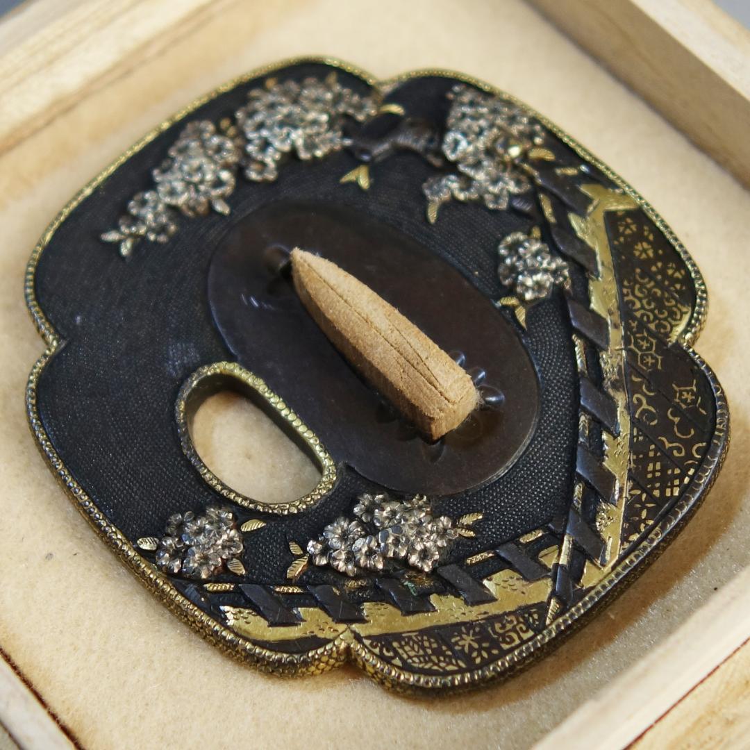 桜花見図鍔 赤銅魚子地 高肉彫 鍍金銀】(鍔箱付き) 鍔 鐔 刀装具 武具