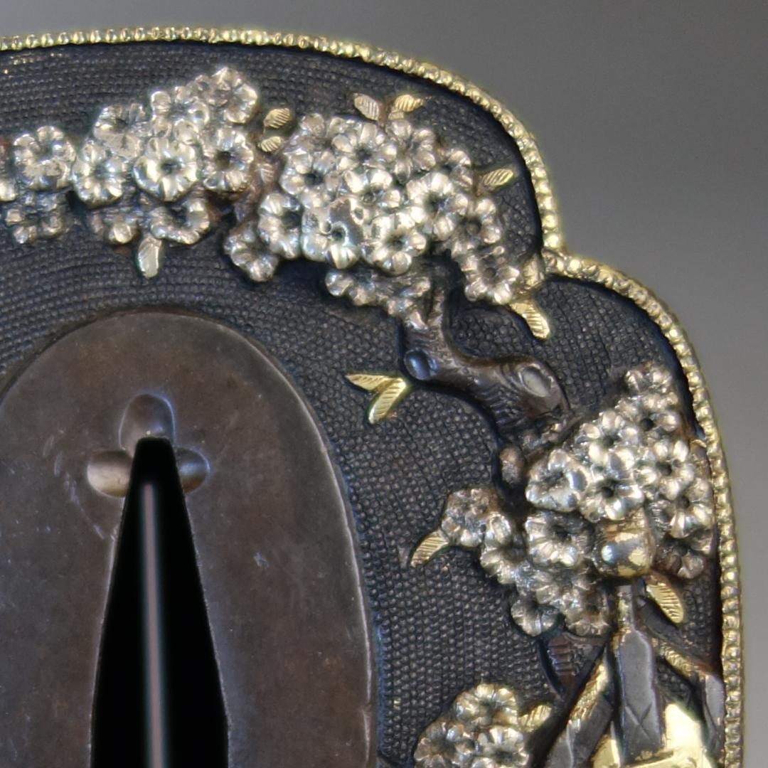 桜花見図鍔 赤銅魚子地 高肉彫 鍍金銀】(鍔箱付き) 鍔 鐔 刀装具 武具