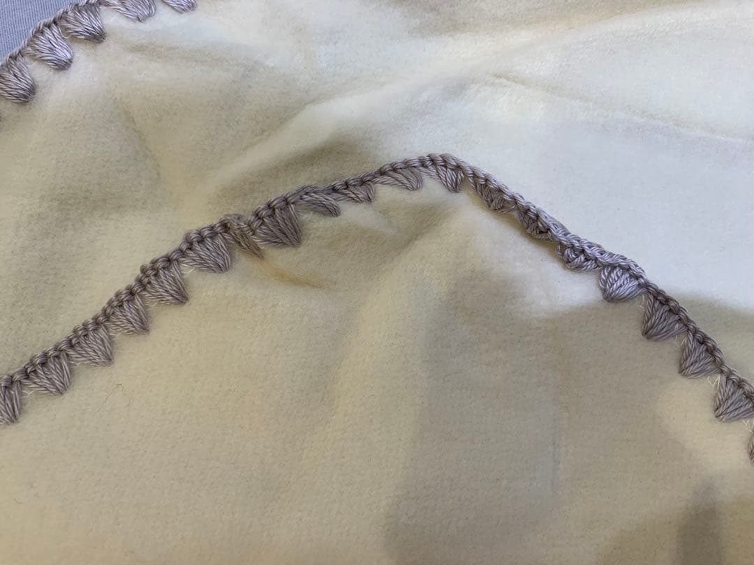 【エム】新品　ホワイトカシミアのひざ掛け　70×100cm