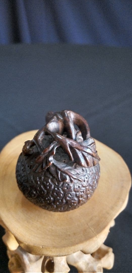 根付け、提げ物、木彫製植物装飾オブジェ 約3,5cm、作家名あり