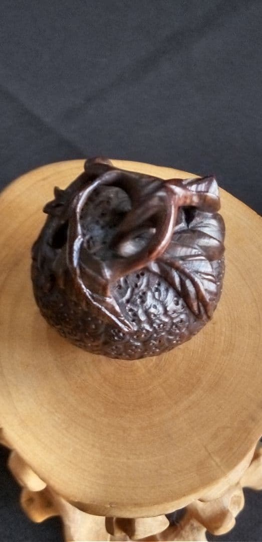 根付け、提げ物、木彫製植物装飾オブジェ 約3,5cm、作家名あり