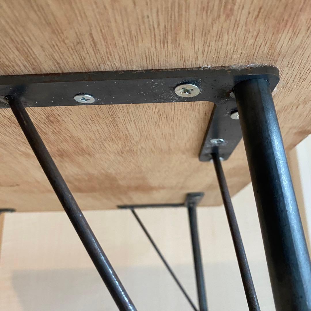 アイアン脚のシンプルなテーブル