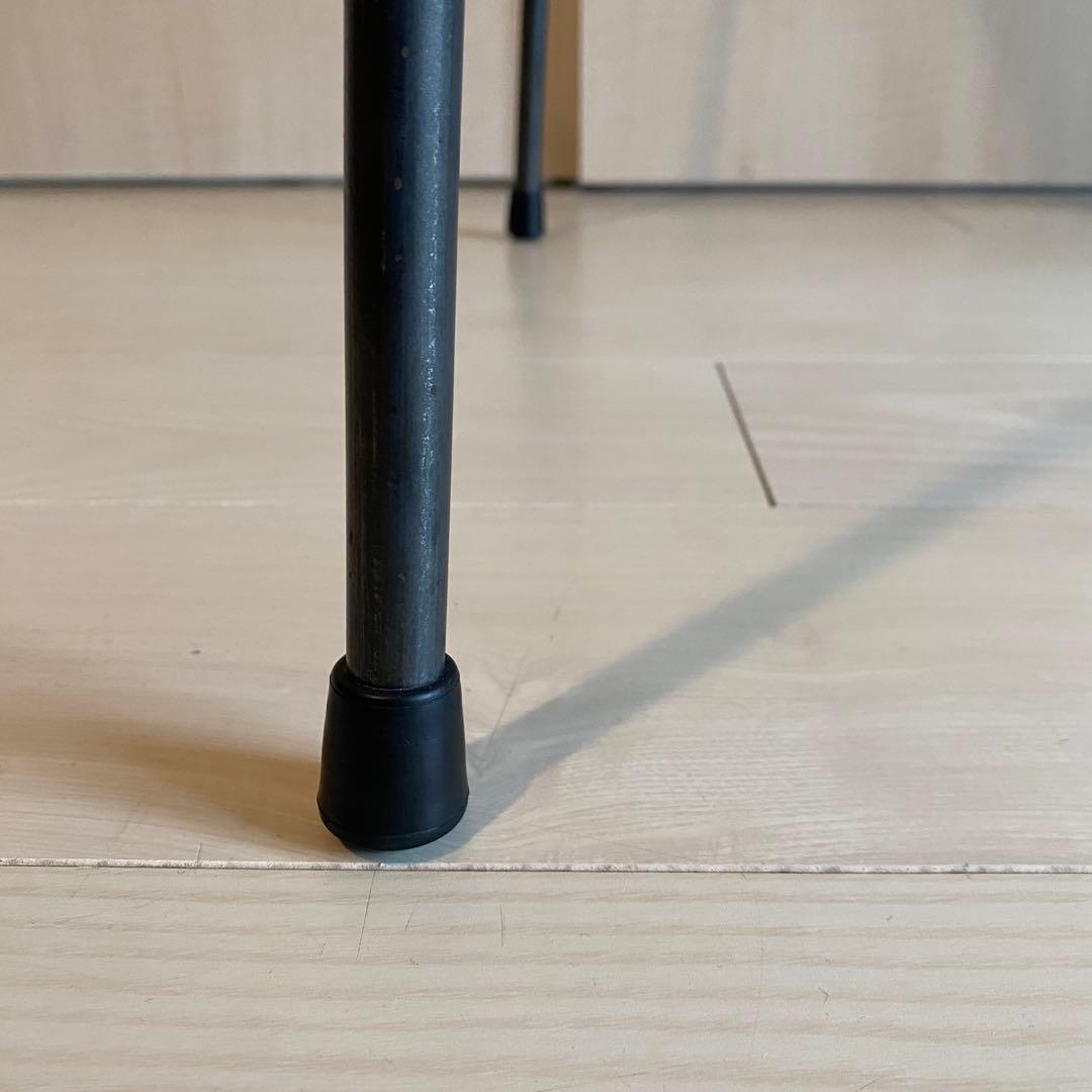 アイアン脚のシンプルなテーブル