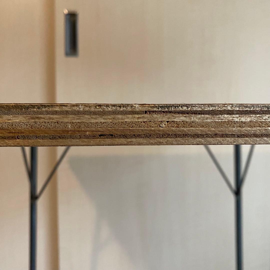 アイアン脚のシンプルなテーブル