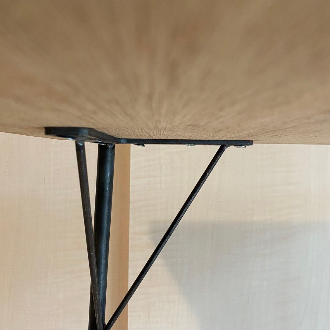 アイアン脚のシンプルなテーブル