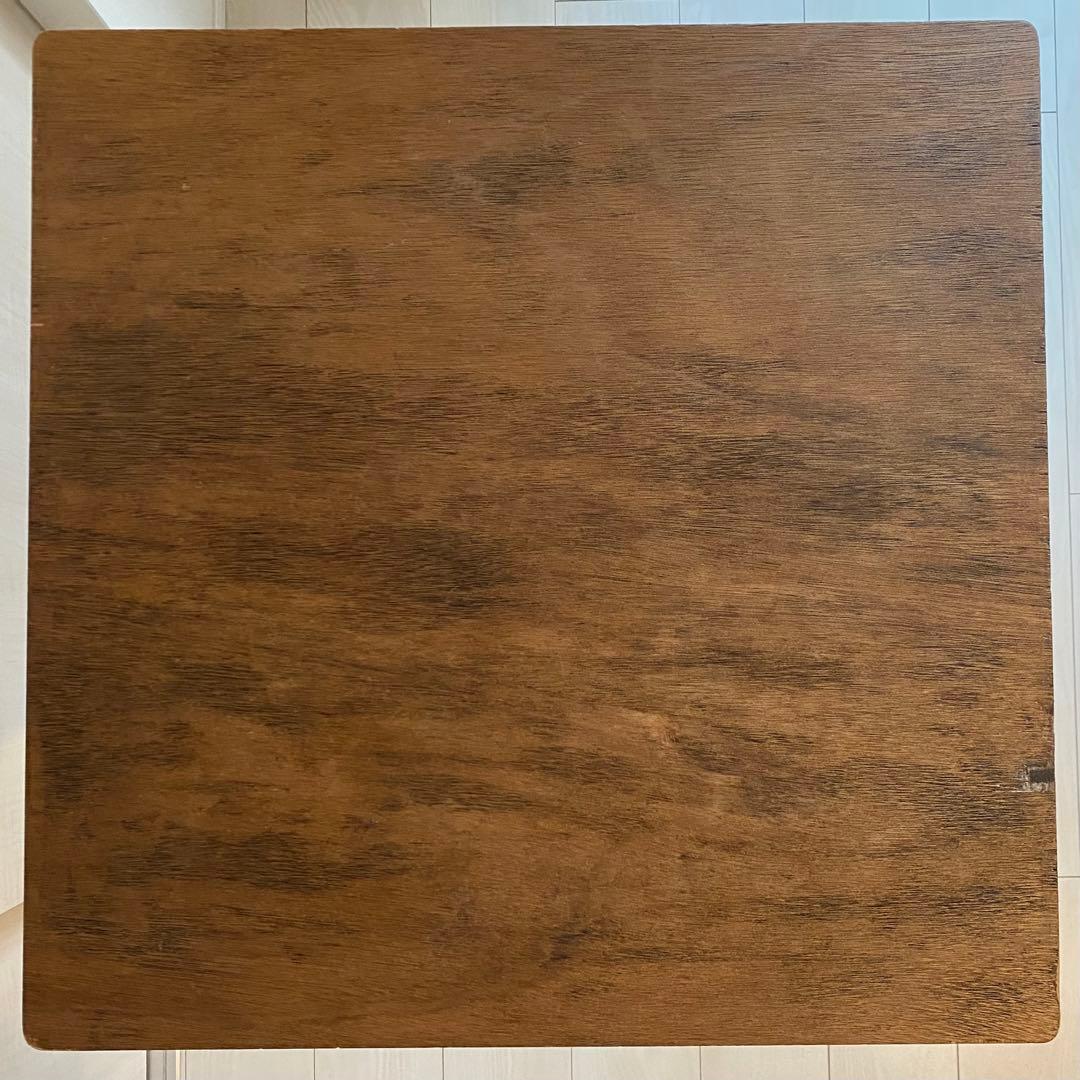 アイアン脚のシンプルなテーブル