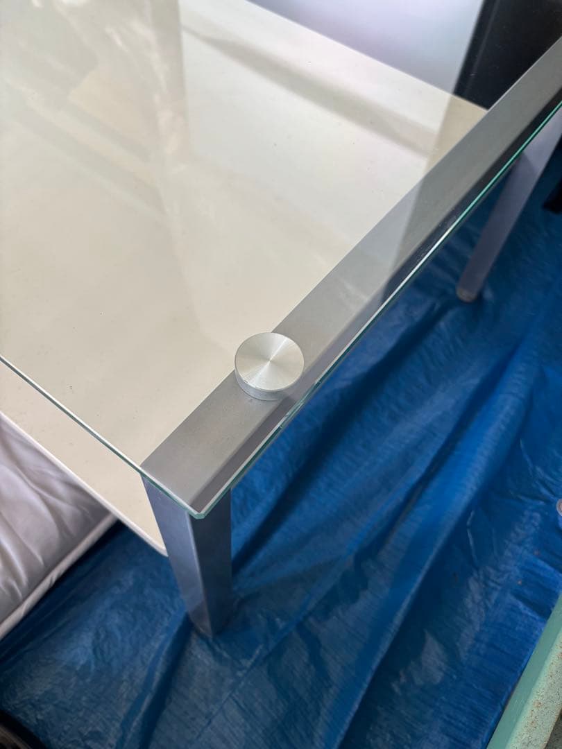 モダンなホワイトガラステーブル