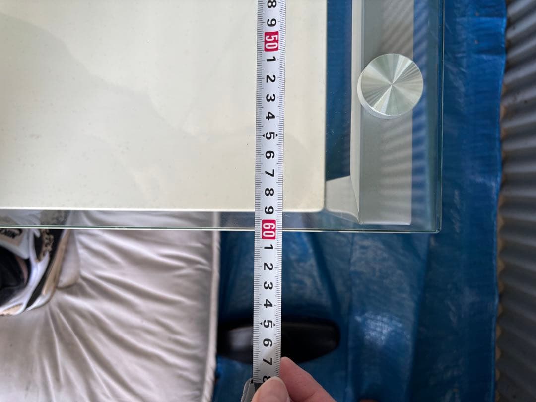 モダンなホワイトガラステーブル