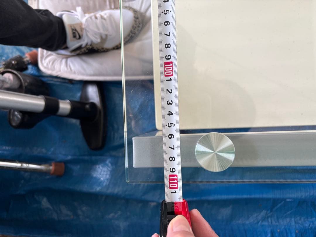 モダンなホワイトガラステーブル