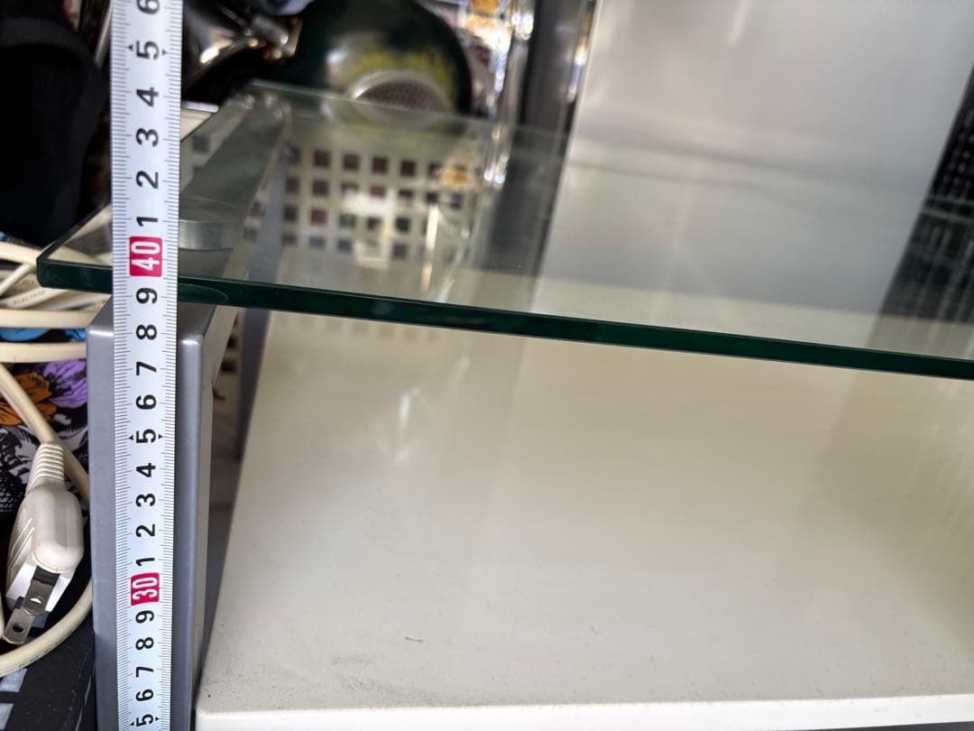 モダンなホワイトガラステーブル