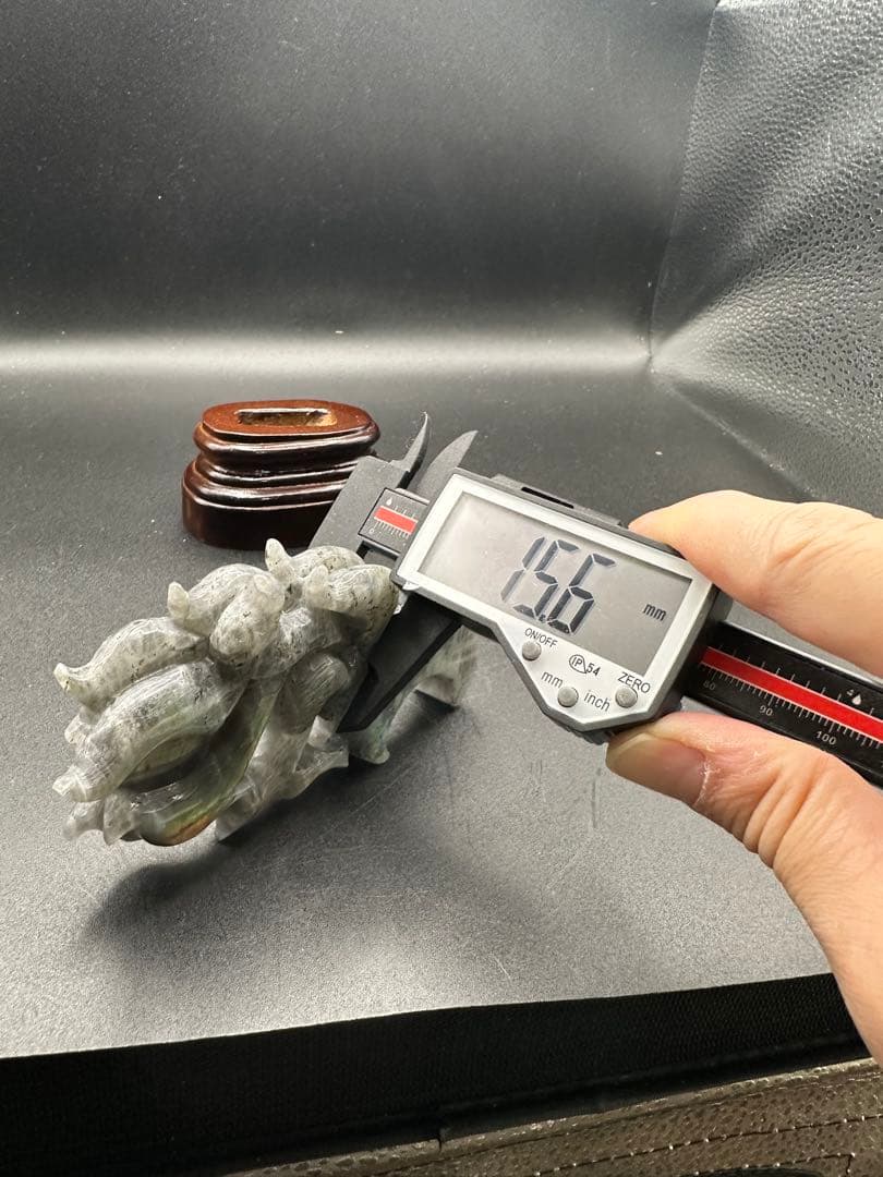 ラブラドライト九尾彫刻　台座つき