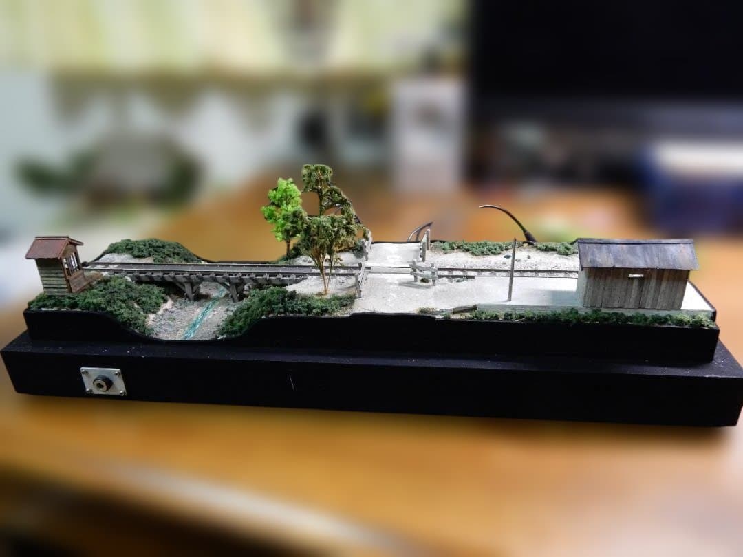 HOe（ナローゲージ）の 鉄道ジオラマ ホーム待合所、橋付き
