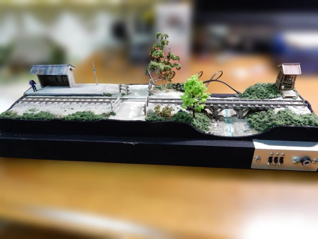 HOe（ナローゲージ）の 鉄道ジオラマ ホーム待合所、橋付き