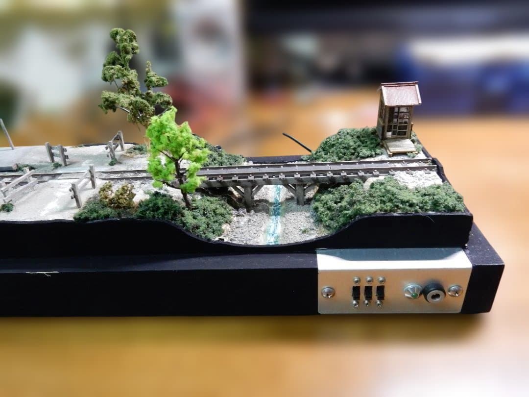 HOe（ナローゲージ）の 鉄道ジオラマ ホーム待合所、橋付き