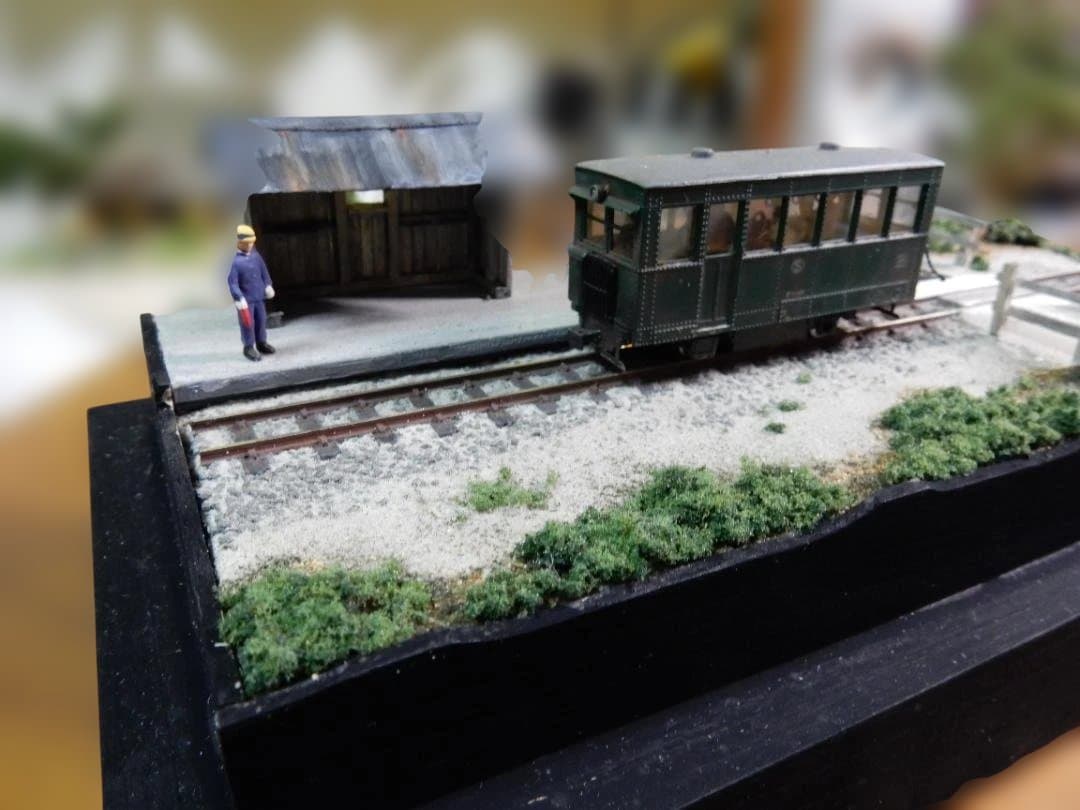 HOe（ナローゲージ）の 鉄道ジオラマ ホーム待合所、橋付き