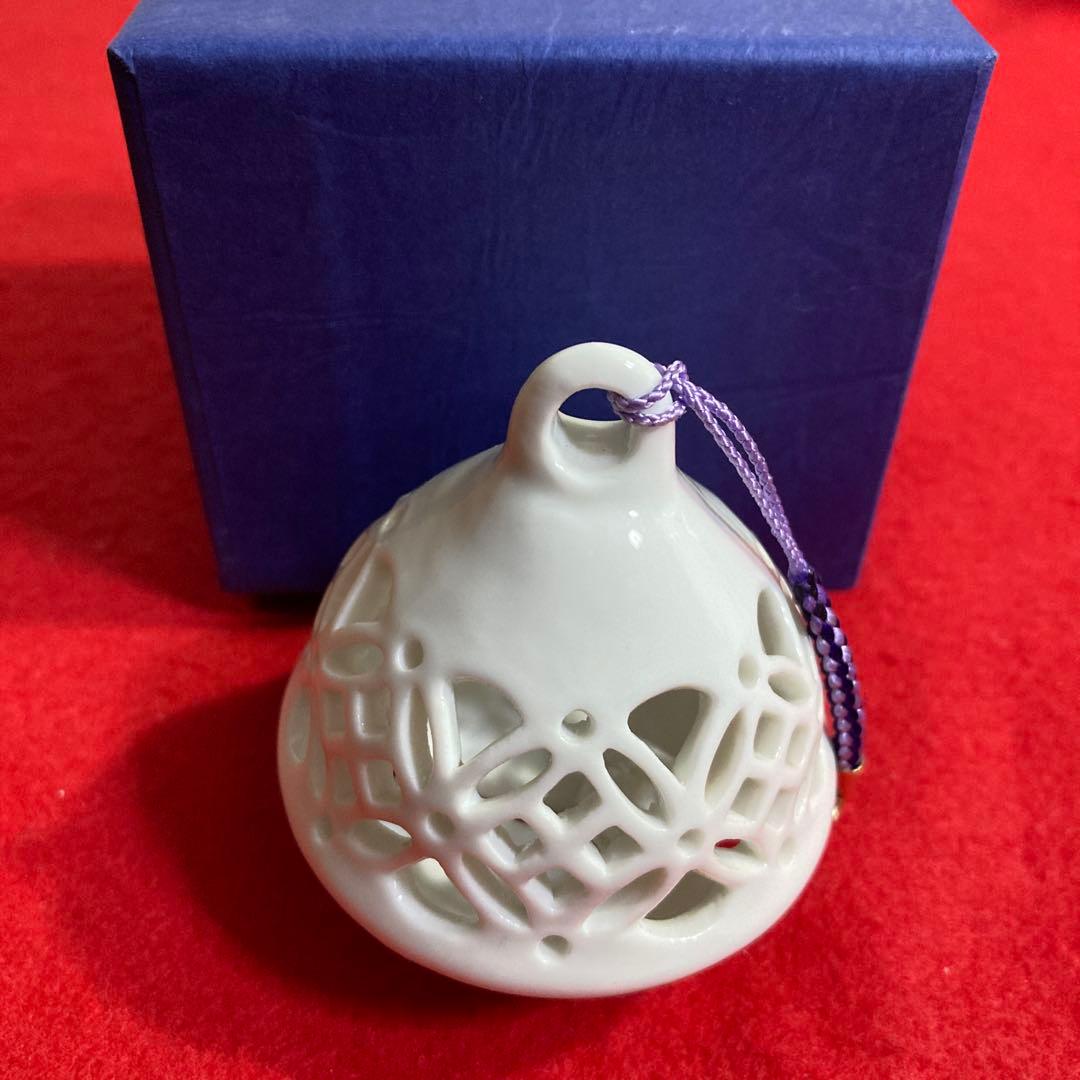 平戸三川内焼 白磁木瓜紋透かし彫り陶鈴 第十五代 中里茂右衛門作