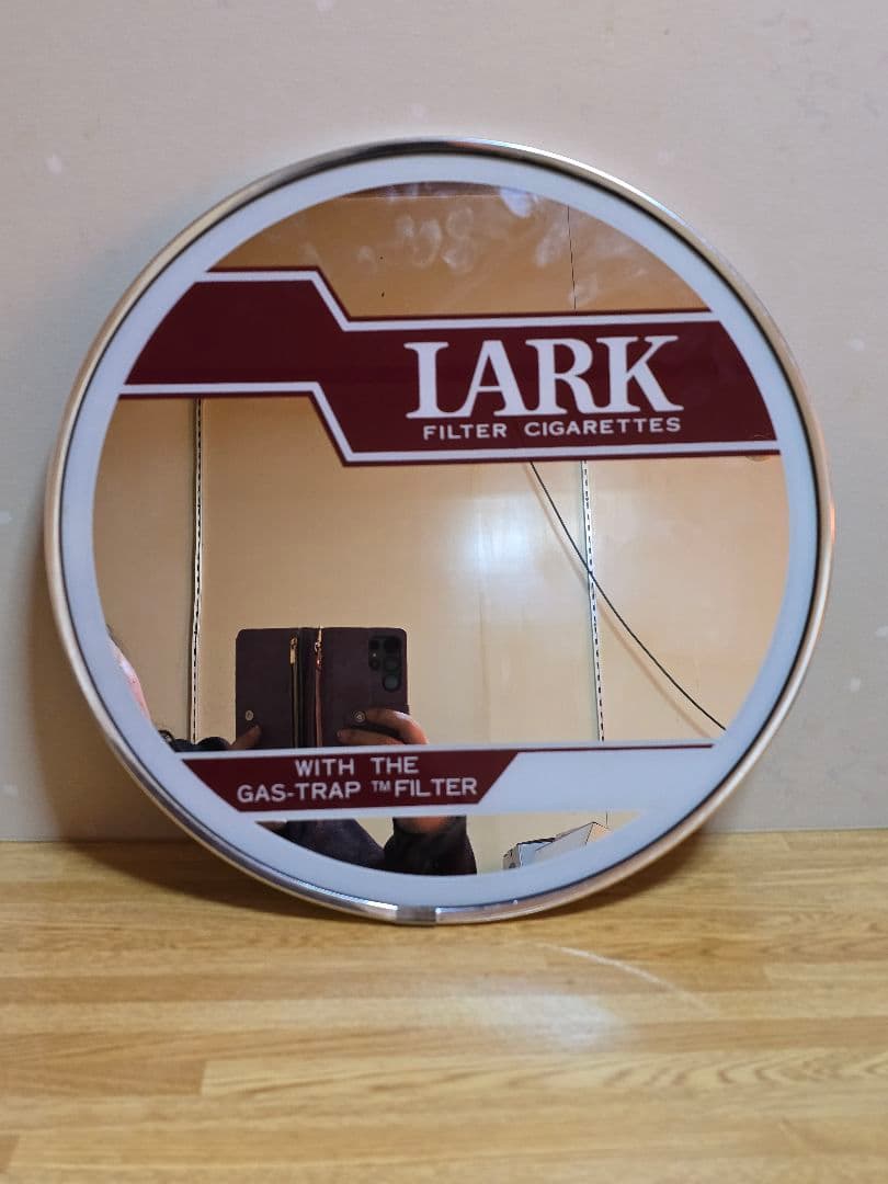 #676 LARK フィルタータバコ 壁掛け鏡