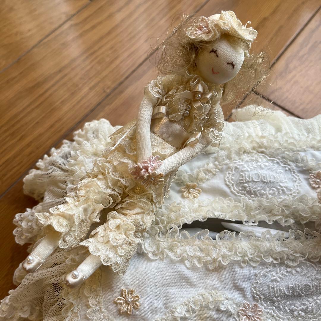 サエラヒスクローネ人形付きティッシュボックス