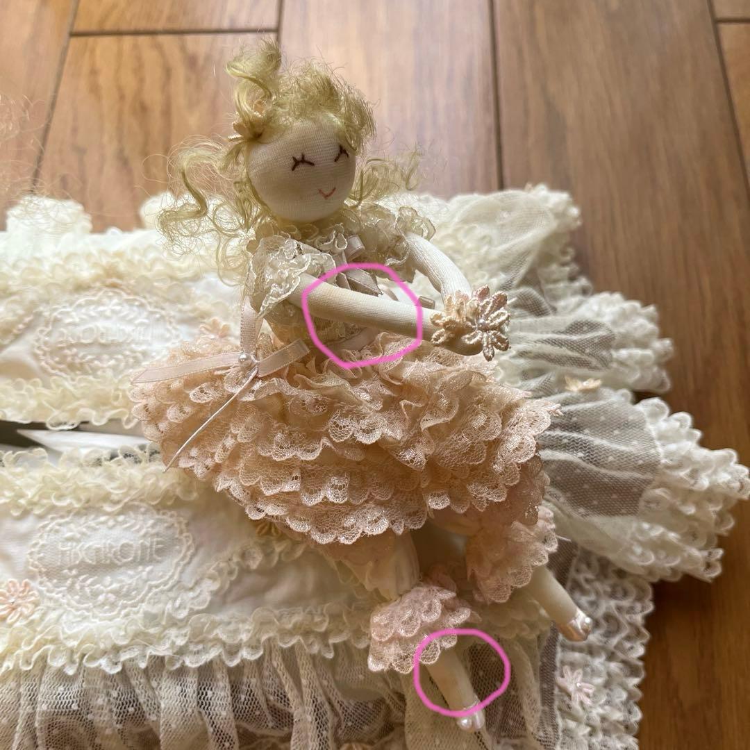 サエラヒスクローネ人形付きティッシュボックス