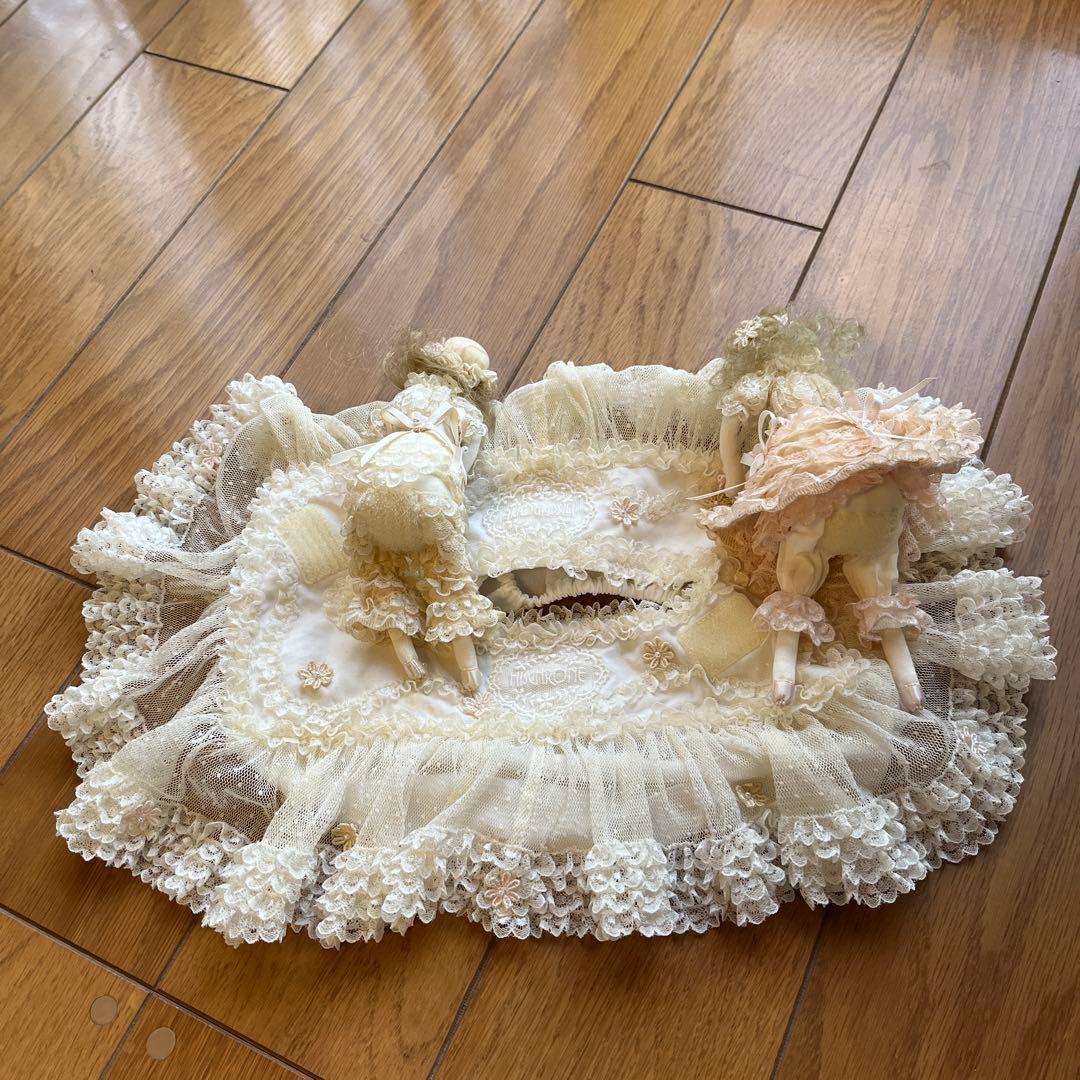 サエラヒスクローネ人形付きティッシュボックス