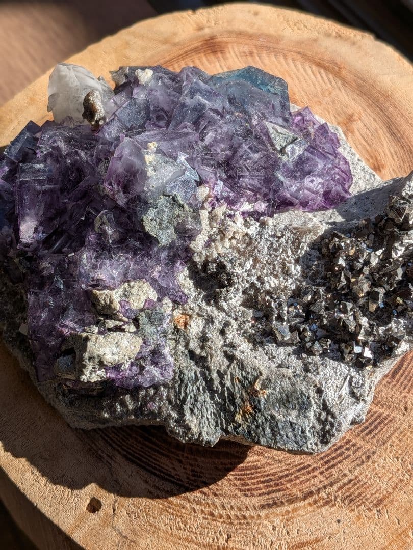 フローライトバイカラー　パイライト　カルサイト共生原石