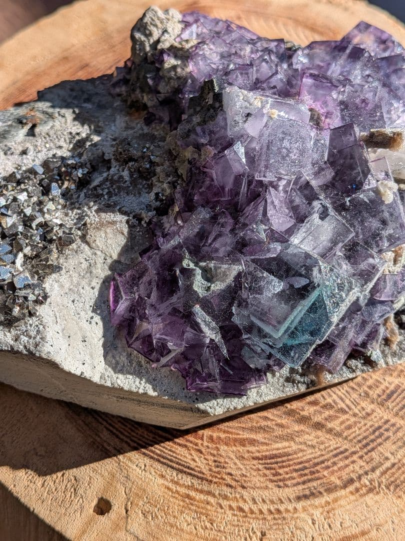 フローライトバイカラー　パイライト　カルサイト共生原石