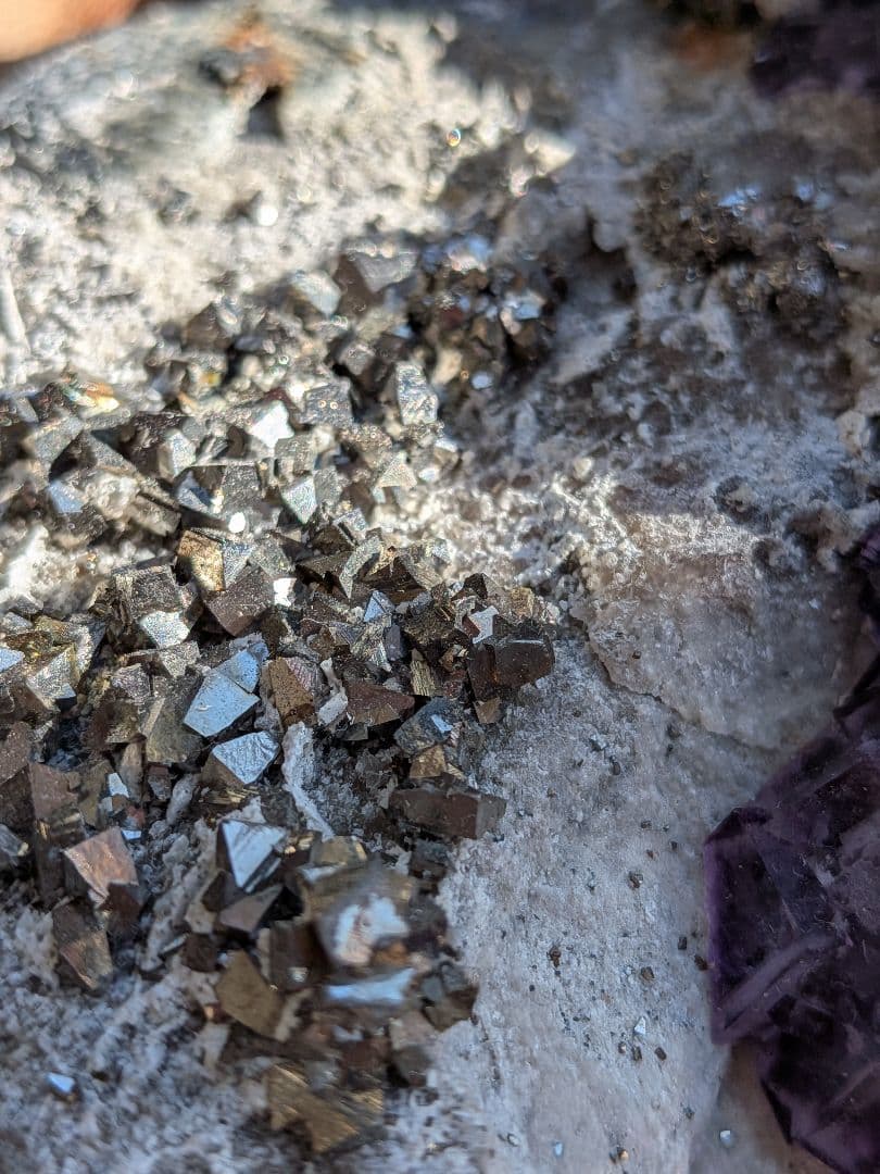 フローライトバイカラー　パイライト　カルサイト共生原石