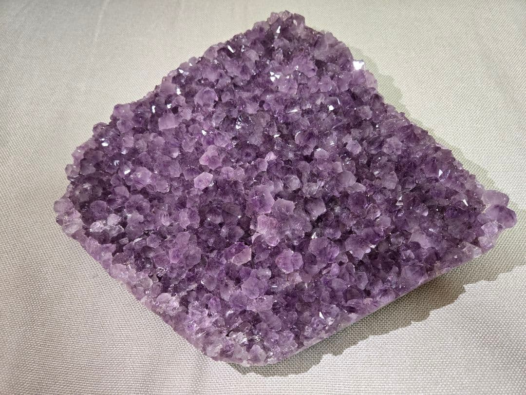 値下中_天然アメジストクラスタ[水晶サイズ] 横約26cm × 縦約20cm台座