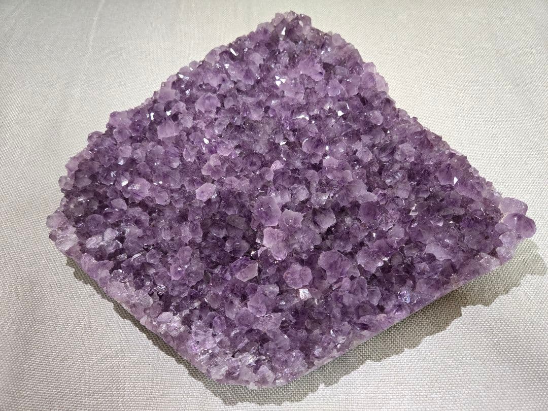値下中_天然アメジストクラスタ[水晶サイズ] 横約26cm × 縦約20cm台座