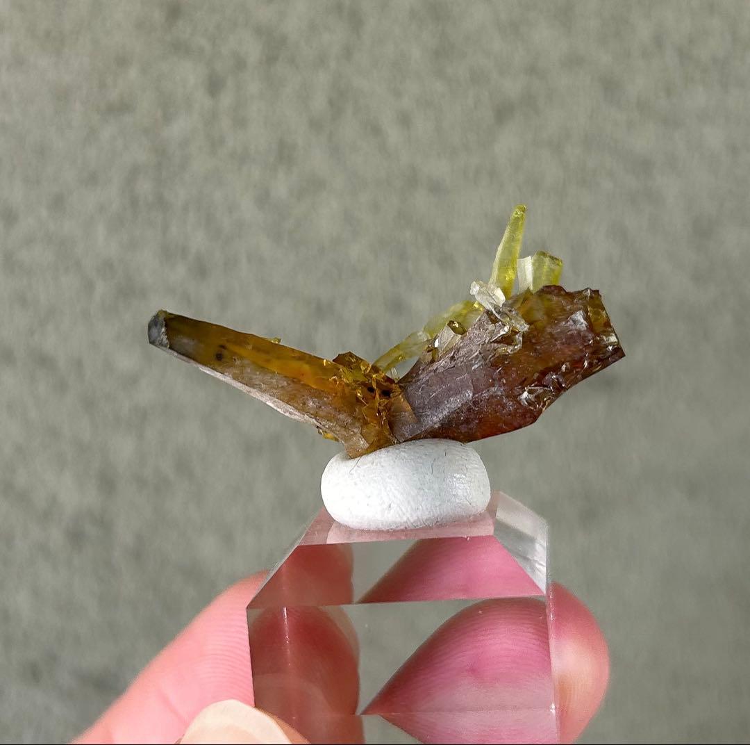 希少色 希少鉱物 ジンカイト 黄緑色結晶 天然石 - メルカリ