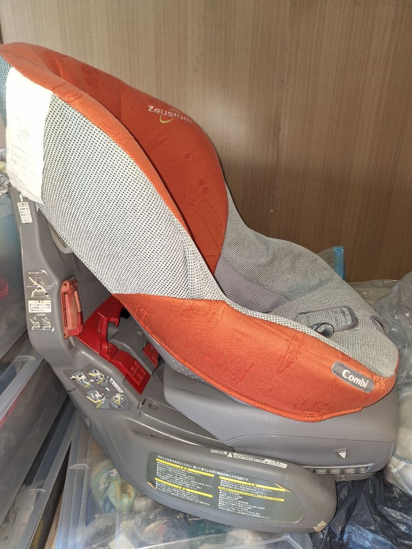 Combiチャイルドシート　360°回転式