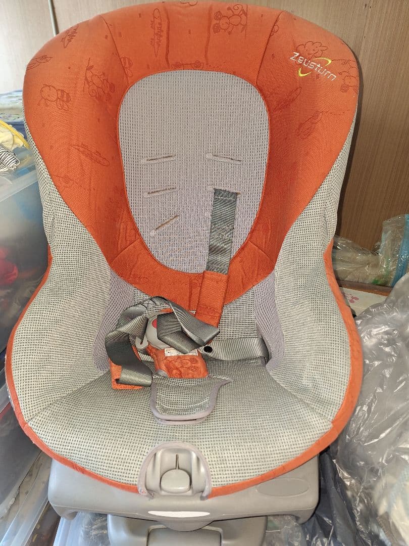 Combiチャイルドシート　360°回転式