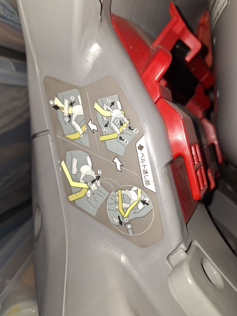 Combiチャイルドシート　360°回転式