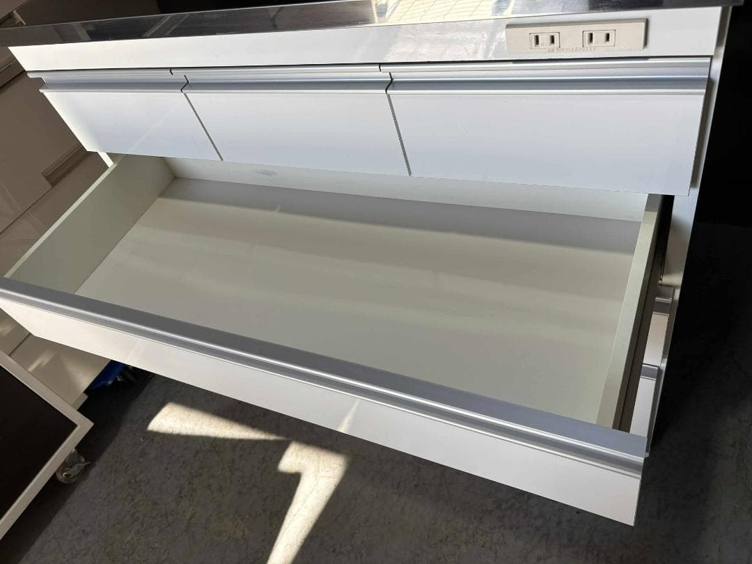 ステンレストップ昇光家具キッチンカウンター、コンセント・キャスター付 Used