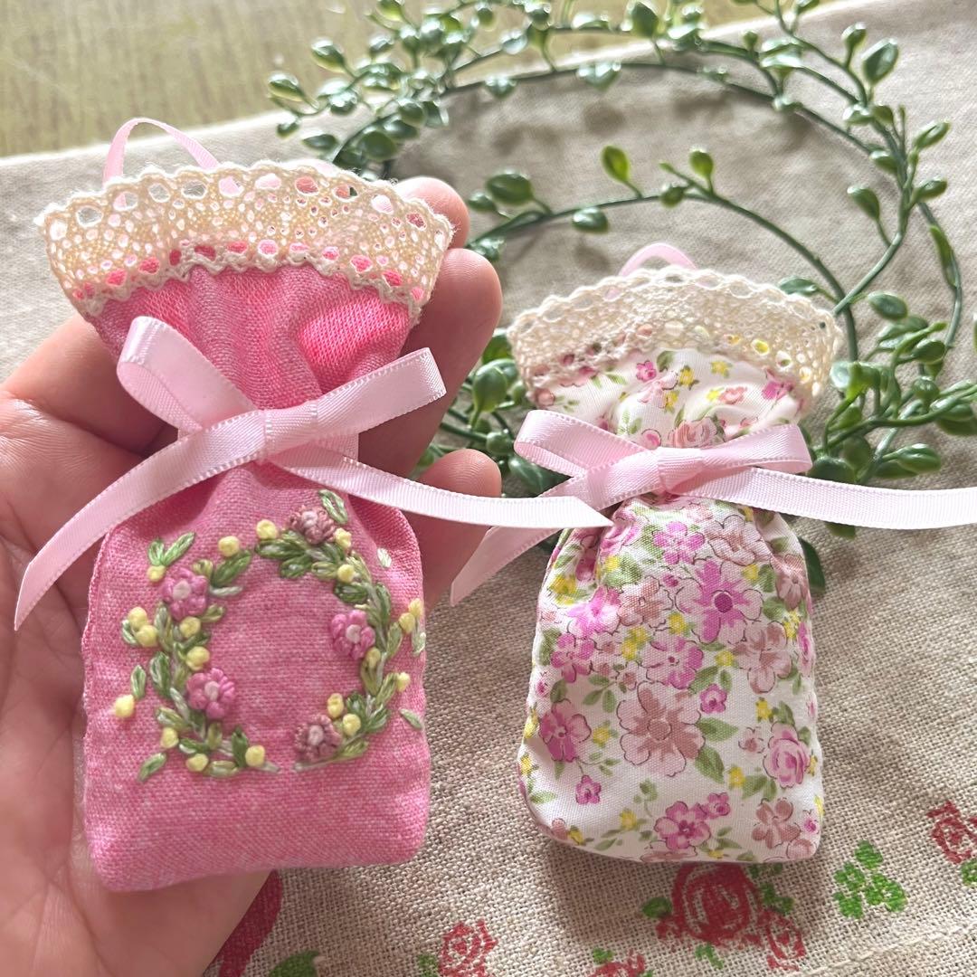 No.2304-5 ミディサシェ 香り袋 ピンクのリース刺繍＊小花柄