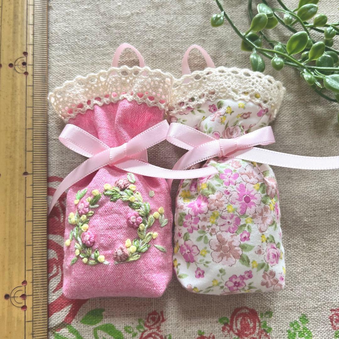 No.2304-5 ミディサシェ 香り袋 ピンクのリース刺繍＊小花柄