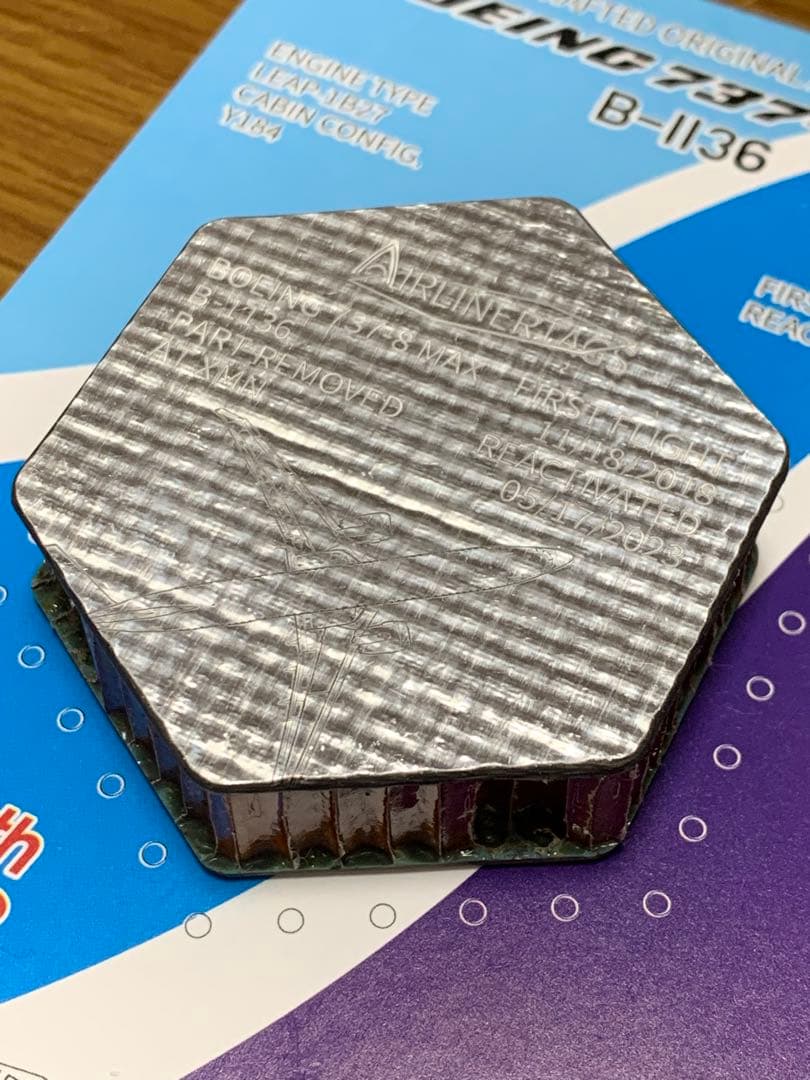 厦門航空 B737 MAX エンジン タグ ディスプレイ 白 六角形 - メルカリ