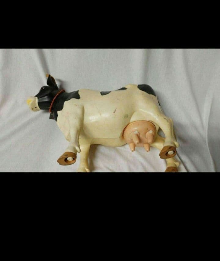牛の置物　ベル付き　牛乳