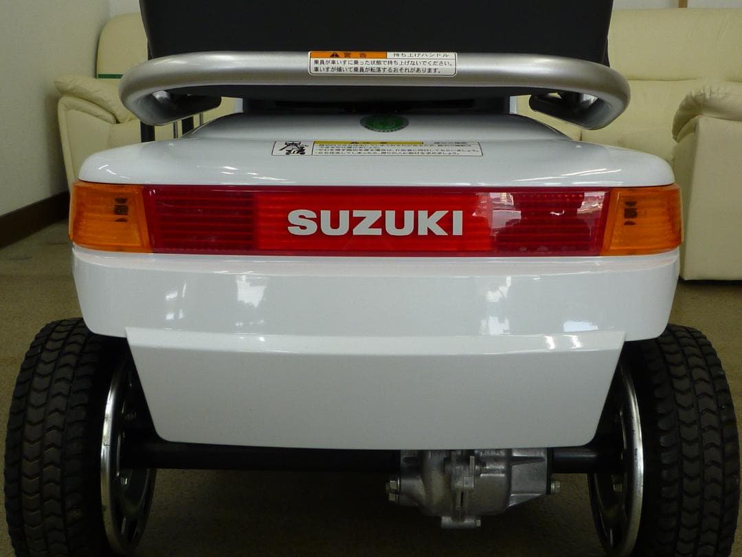 ほぼ全国送込2023年製セニアカーET4DA白色 バッテリー新品 電動四輪車いす