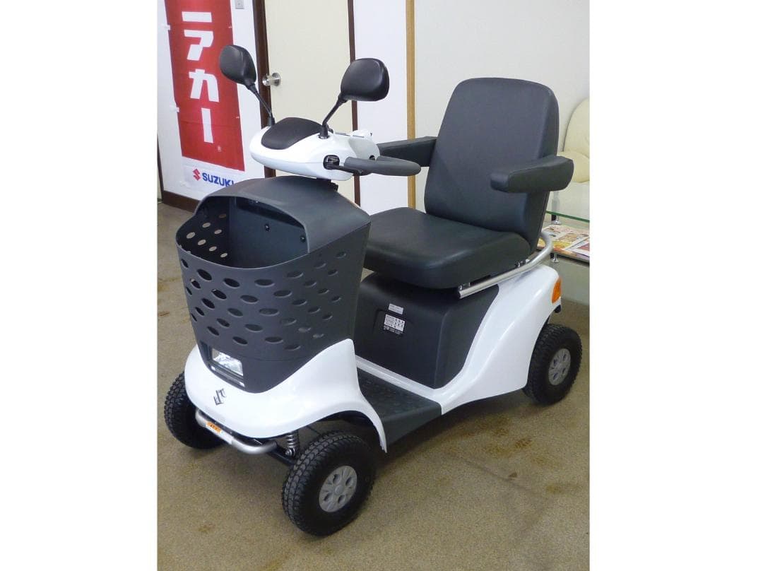 ほぼ全国送込2023年製セニアカーET4DA白色 バッテリー新品 電動四輪車いす